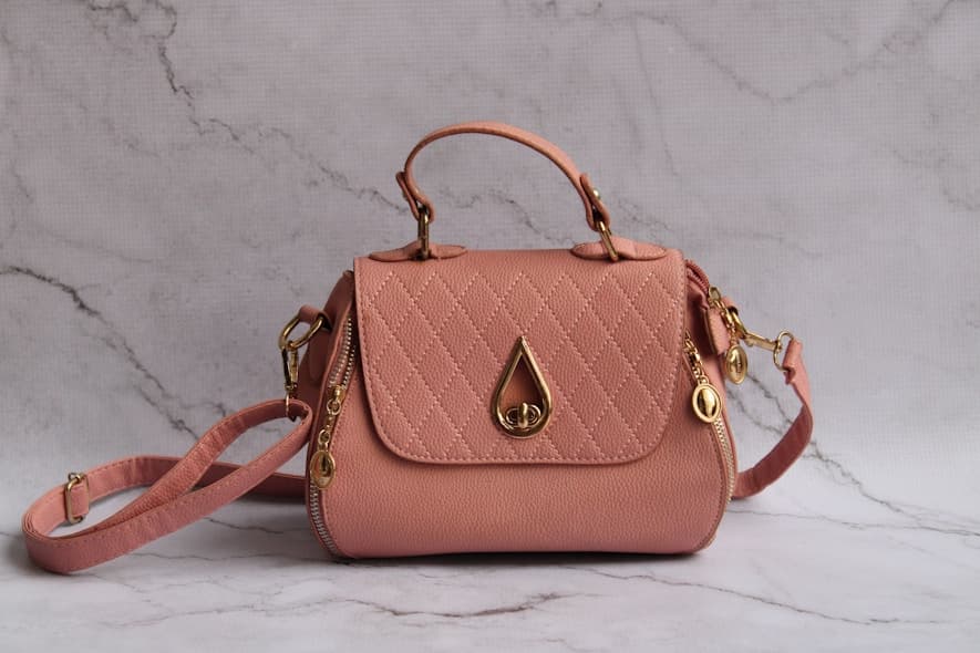 Dusty pink quilted handbag with gold clasp